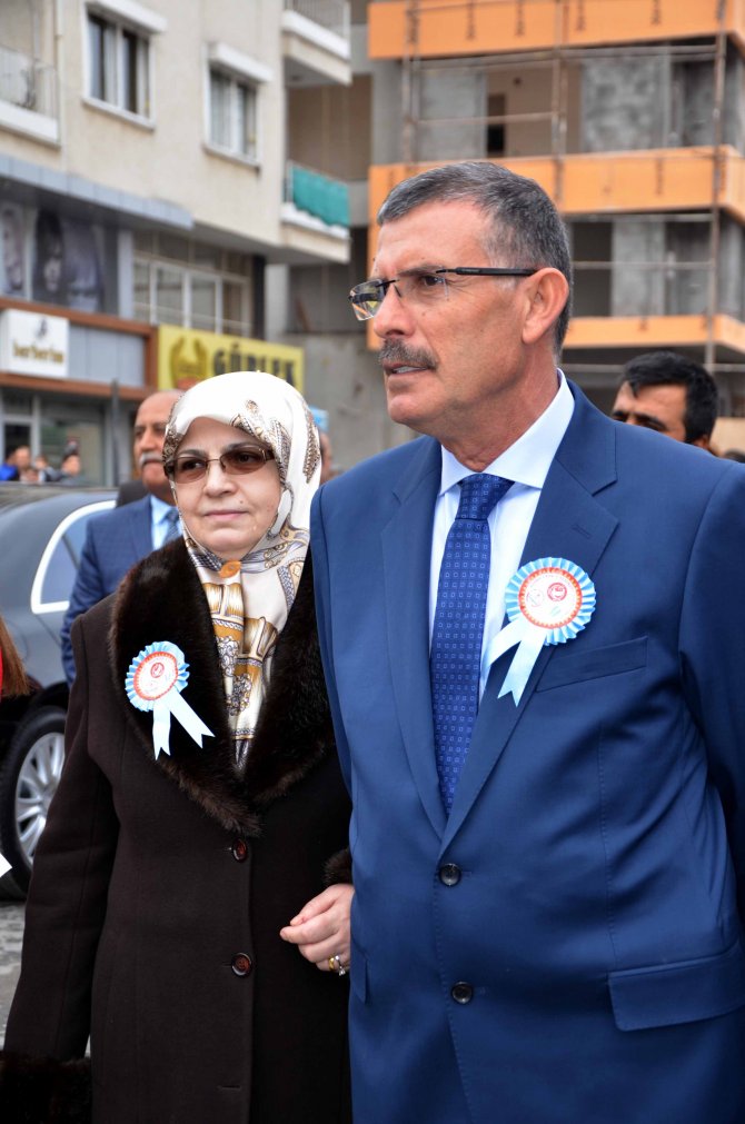 Hayırsever iş adamı annesi adına okul yaptırdı