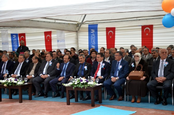 Hayırsever iş adamı annesi adına okul yaptırdı