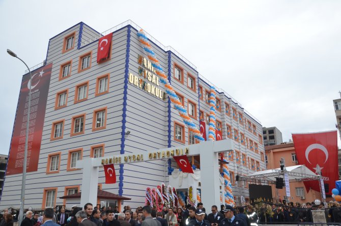 Hayırsever iş adamı annesi adına okul yaptırdı