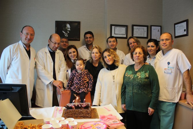 Minik Bade, karaciğer naklinin yıldönümünü doktor ve hemşireleriyle kutladı