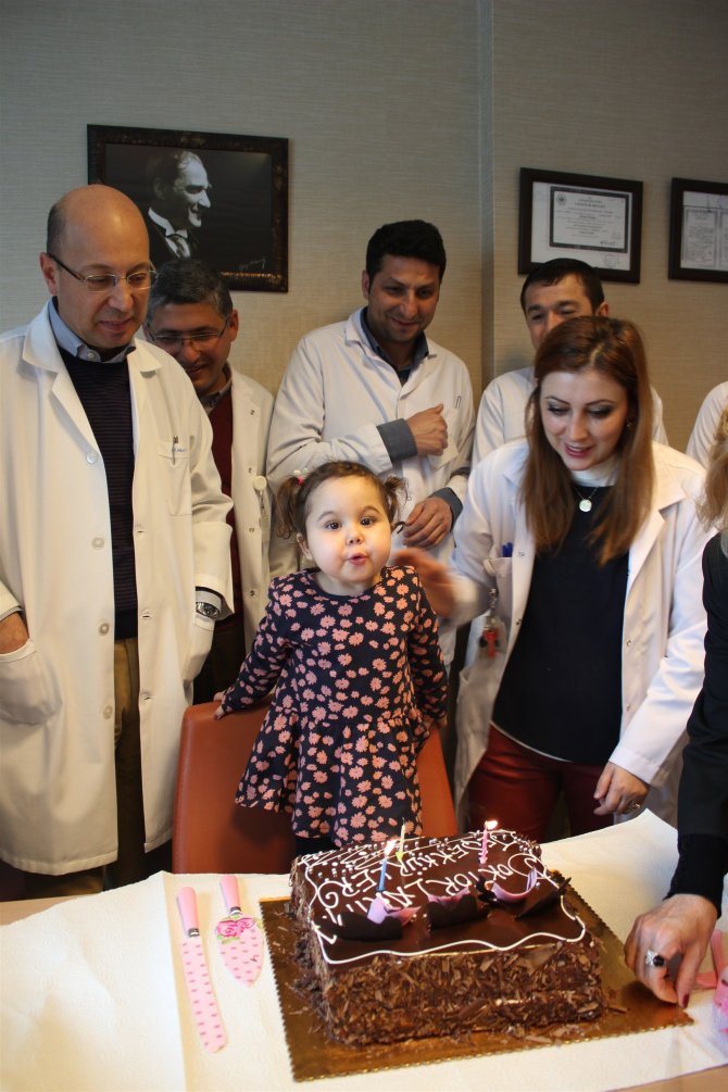 Minik Bade, karaciğer naklinin yıldönümünü doktor ve hemşireleriyle kutladı