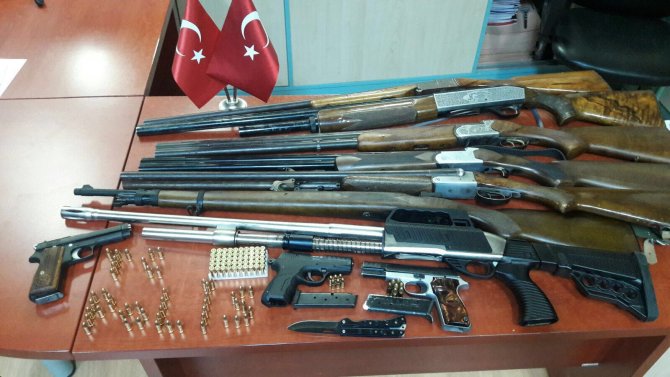 İzmir’de kaçak silah operasyonu