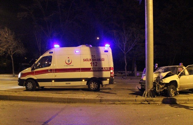 Kamyonet Yön Levhasına Çarptı Sürücü Yaralandı