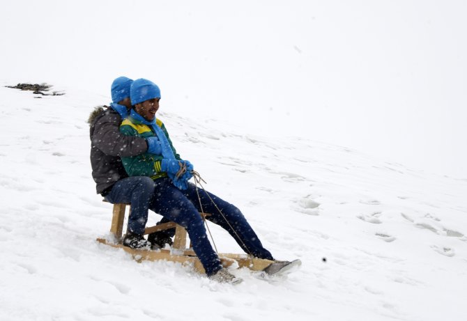 Engelli çocukların kar heyecanı