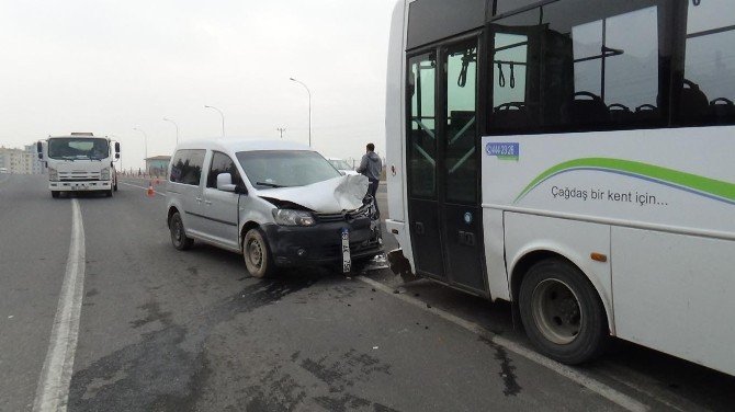 Halk Otobüsüne Çarpan Aracın Sürücüsü Yaralandı