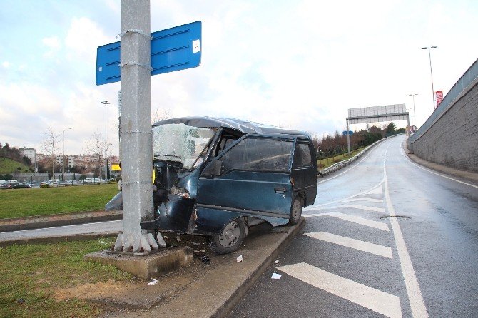 Panelvan Minibüs Yön Tabelasına Çarptı: 6 Yaralı