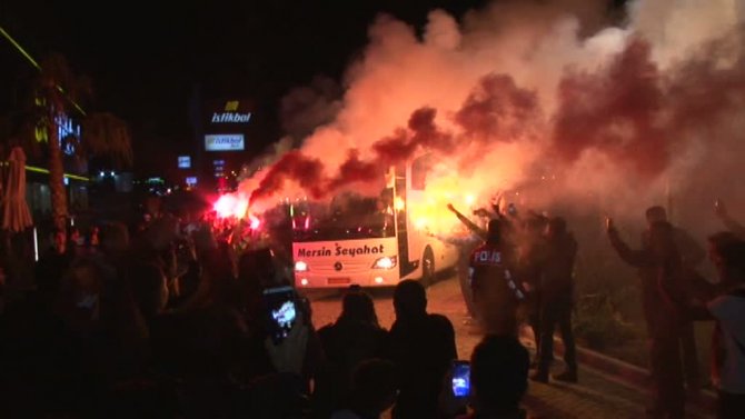 Galatasaray, Mersin'de meşalelerle karşılandı