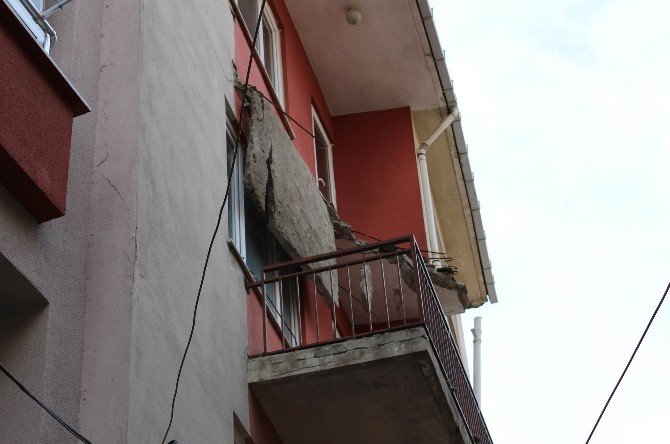 Apartmanın Balkonu Çöktü