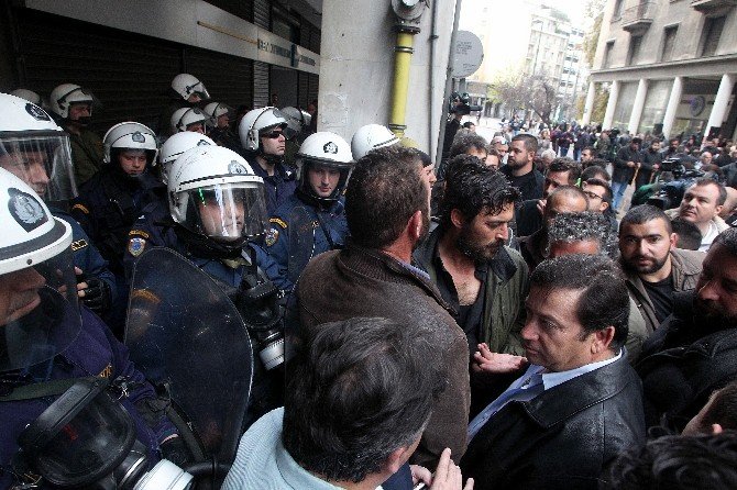 Yunanlı Çiftçiler Hükümeti Protesto Etti