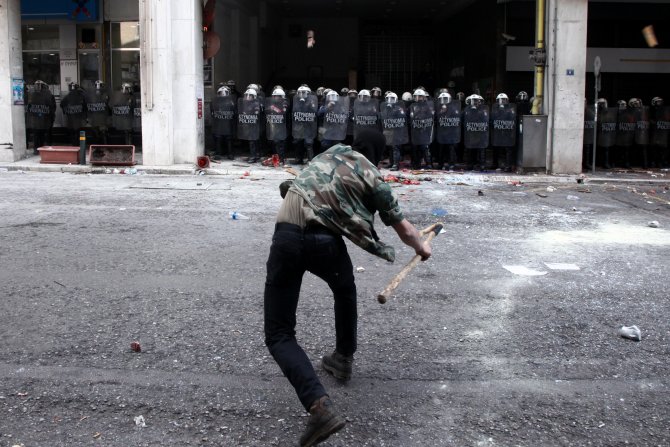 Çiftçiler Atina'da polisle çatıştı