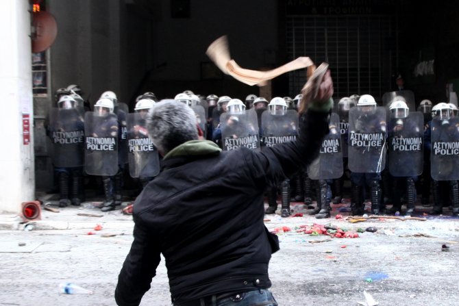 Çiftçiler Atina'da polisle çatıştı