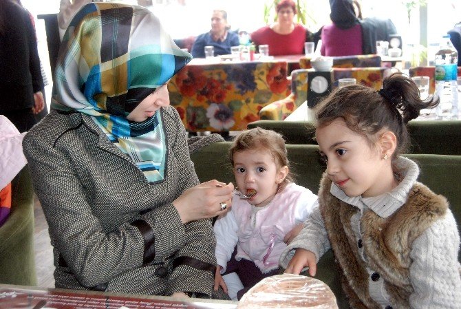 AK Partili Kadınlardan İhtiyaç Sahibi Çocuklara Giyim Yardımı