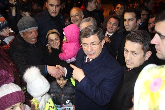 Başbakan Davutoğlu, Erzincan’da Ahıska Türklerini Ziyaret Etti