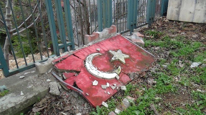 Bu Görüntü Türk Bayrağına Yakışmıyor