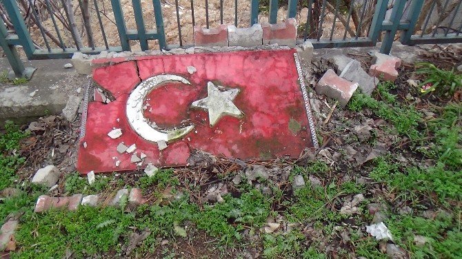 Bu Görüntü Türk Bayrağına Yakışmıyor