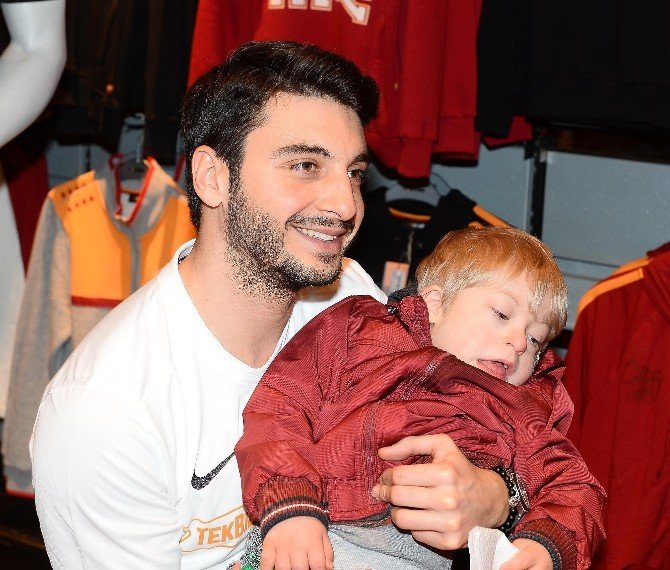 Cenk Gönen Ve Lınnes Taraftarlarla Bir Araya Geldi