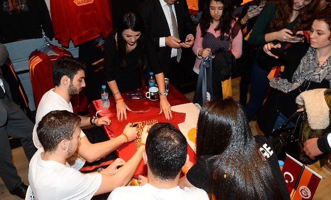 Cenk Gönen Ve Lınnes Taraftarlarla Bir Araya Geldi