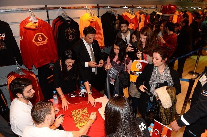 Cenk Gönen Ve Lınnes Taraftarlarla Bir Araya Geldi