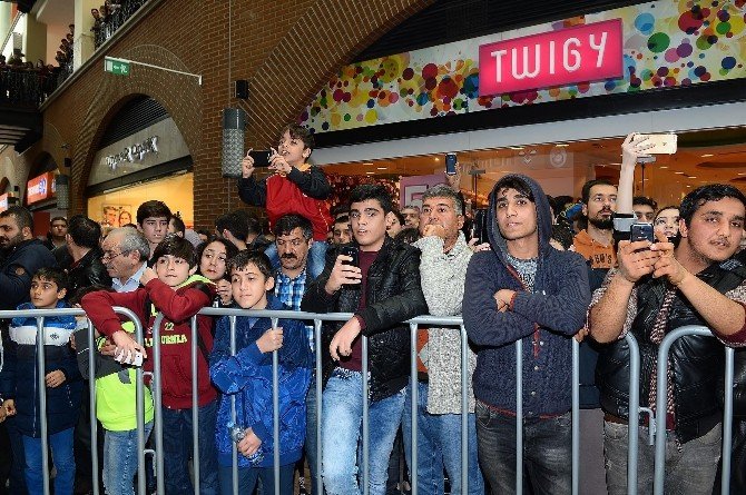 Cenk Gönen Ve Lınnes Taraftarlarla Bir Araya Geldi