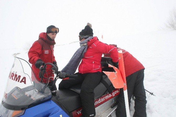 Kayak Yaparken Yaralanan Genç Kızın İmdadına Jak Yetişti