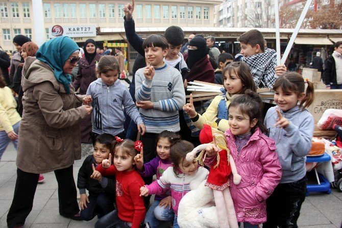 Suriyeli Mülteciler Rus Bombardımanını ’Parçalanmış Oyuncak Bebeklerle’ Protesto Etti