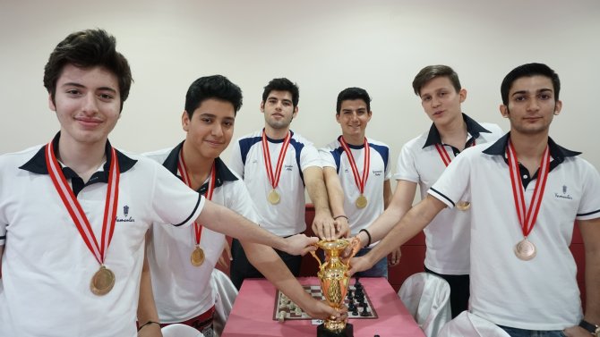 Karşıyaka Özel Yamanlar Lisesi satrançta İzmir şampiyonu oldu