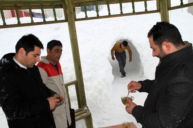 Kar Tünelinin Sonunda Çardakta Çay Keyfi