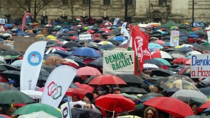 Macaristan’da Pedagoglardan Hükümet Karşıtı Protesto