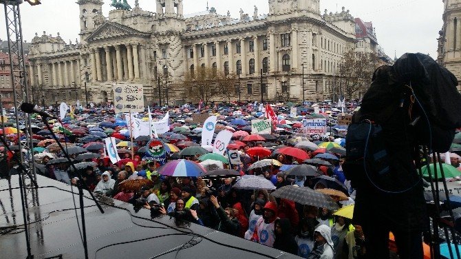Macaristan’da Pedagoglardan Hükümet Karşıtı Protesto