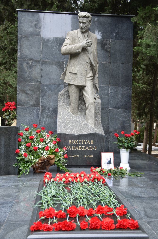 Türk dünyasının ünlü şairi Bahtiyar Vahabzade vefatının 7. yılında anılıyor