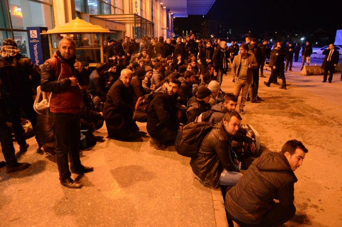 Van’dan, haklarının verilmesi için Ankara'ya gelerek eylem yaptılar