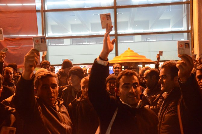 Van’dan, haklarının verilmesi için Ankara'ya gelerek eylem yaptılar