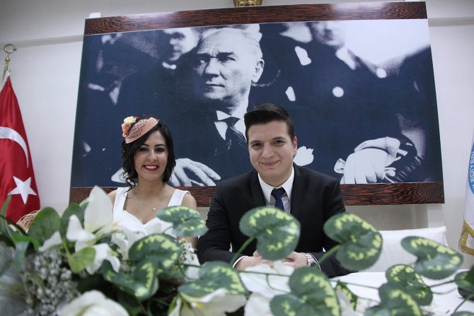 Genç çifte düğünde kelepçe taktılar