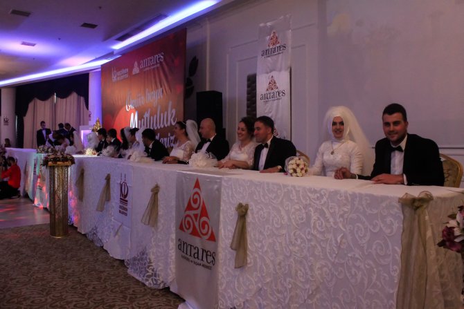 Ankara'da 14 çiftin nikahı 'Sevgililer Günü' için aynı anda kıyıldı
