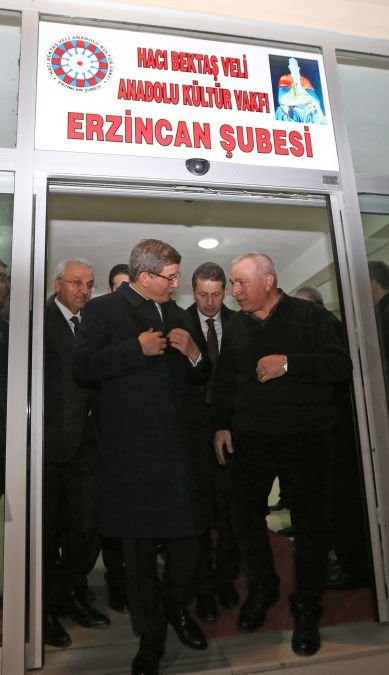 Başbakan Davutoğlu, cemevini ziyaret etti
