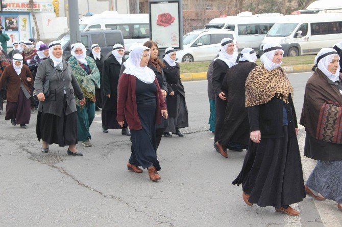 Diyarbakır’da Kadınlar ‘Barış’ İçin Sessizce Yürüdü