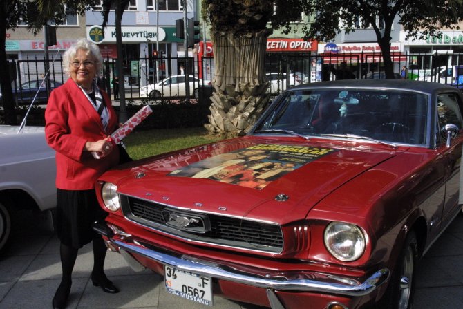 Yaşlı çiftler, sevgililer gününü yarım asırlık klasik otomobillerle kutladı