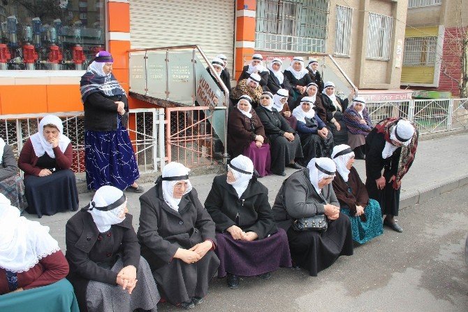 Diyarbakır’da Kadınlar ‘Barış’ İçin Sessizce Yürüdü