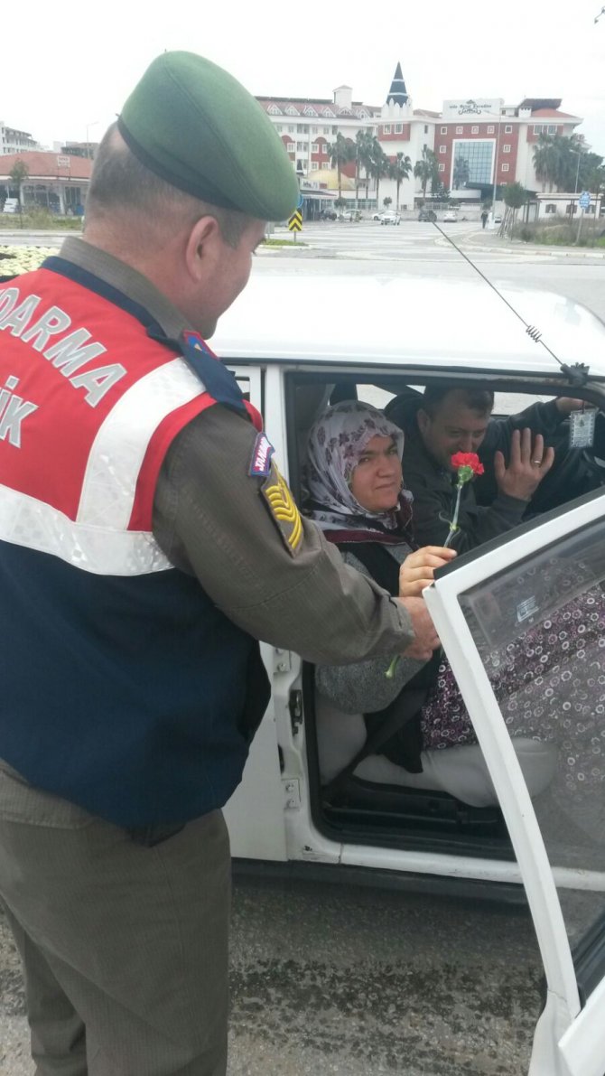 Jandarma trafik ekipleri, Sevgililer Günü'nde sürücülere karanfil verdi