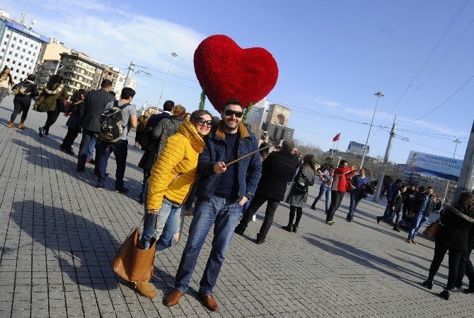 Sevgililer Aşklarını Taksim’de Ölümsüzleştirdi