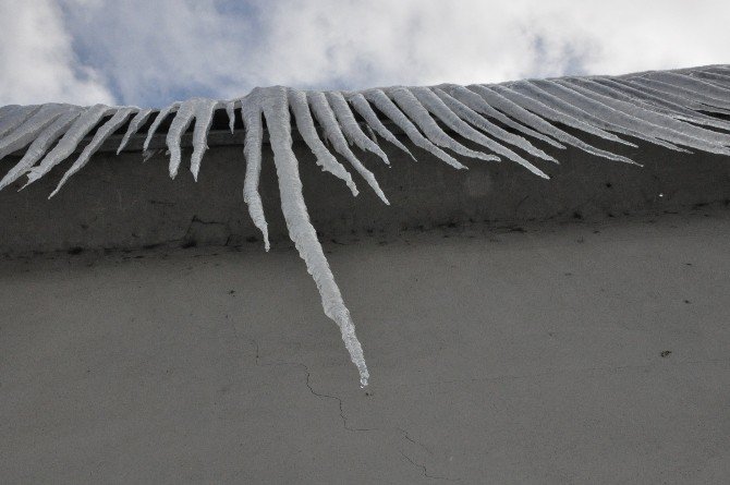 Çatılarda 2 Metrelik Buz Sarkıtları Oluştu
