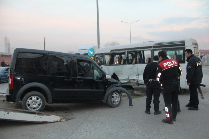 Taksiyle Öğrenci Servisi Çarpıştı: 4 Yaralı