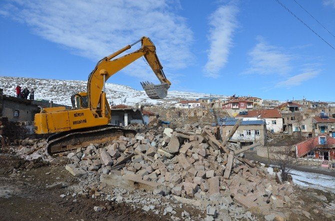 Bünyan Belediyesi Bütün Metruk Binaları Yıkıyor