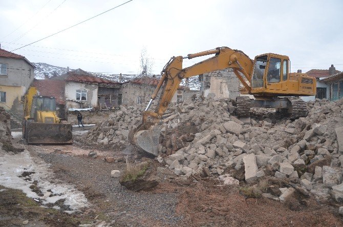 Bünyan Belediyesi Bütün Metruk Binaları Yıkıyor