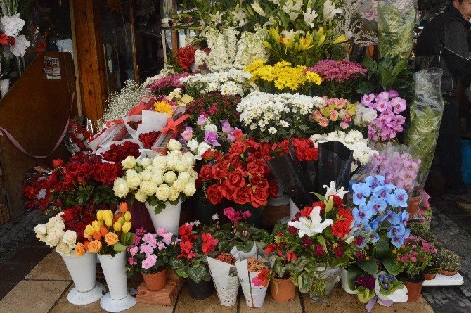 Sevgililer Gününde Çiçekçiler Satışlardan Memnun Kalmadı