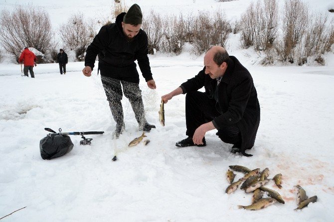 Buzları Kırıp Balık Avlıyorlar