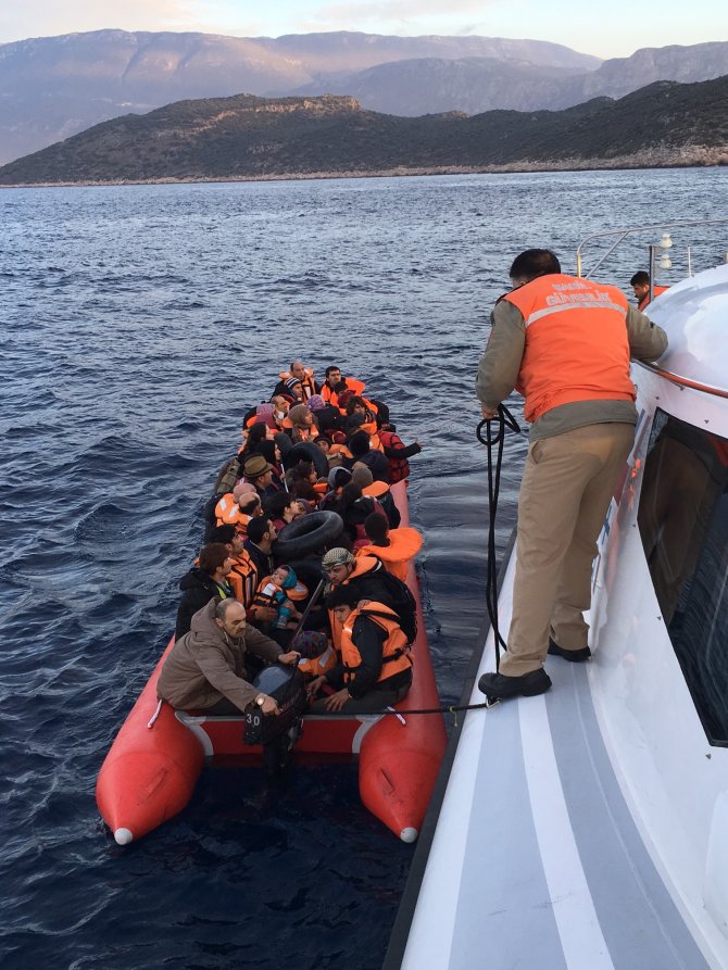 Akdeniz'de 23'ü çocuk 57 Suriyeli göçmen yakalandı