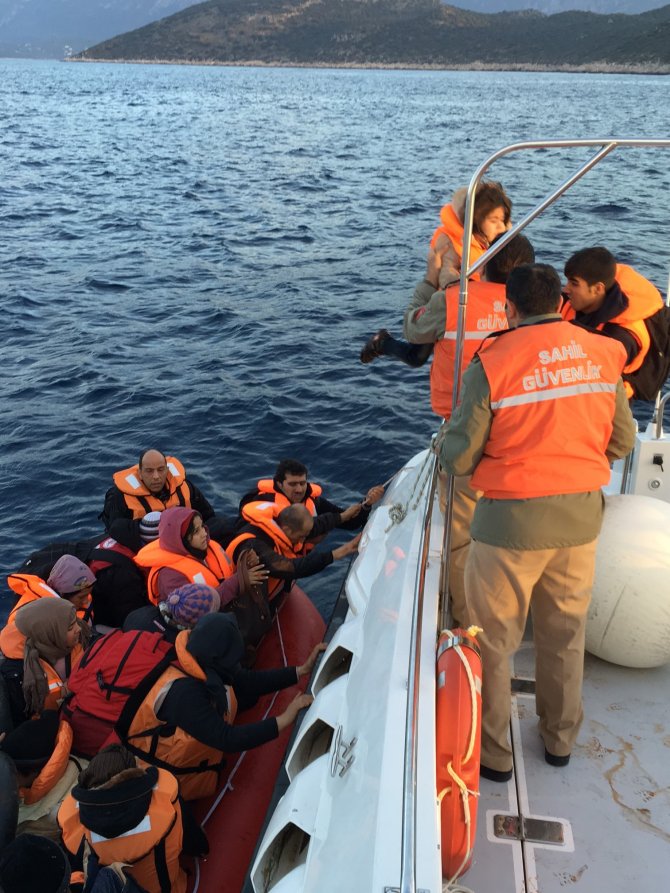 Akdeniz'de 23'ü çocuk 57 Suriyeli göçmen yakalandı
