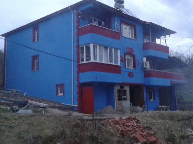 Fanatik Trabzonsporlu, evini bordo maviye boyattı