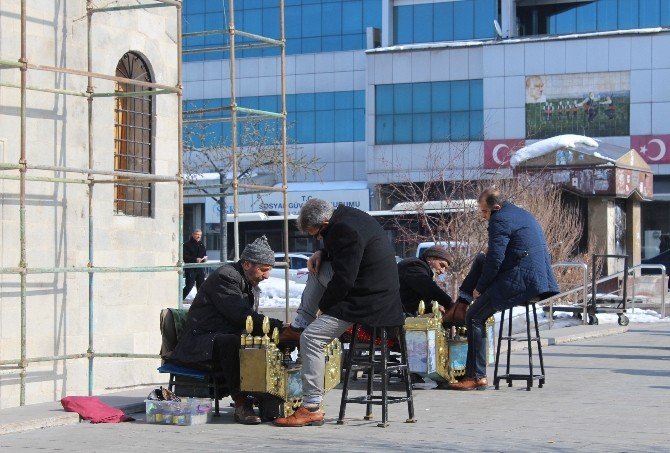 Erzurum’da Sıcak Hava Vatandaşları Şaşırttı